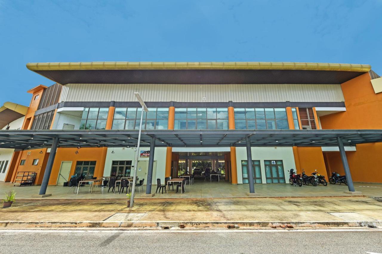 Capital O 90614 Cvia Ummul Hotel Padang Besar Extérieur photo