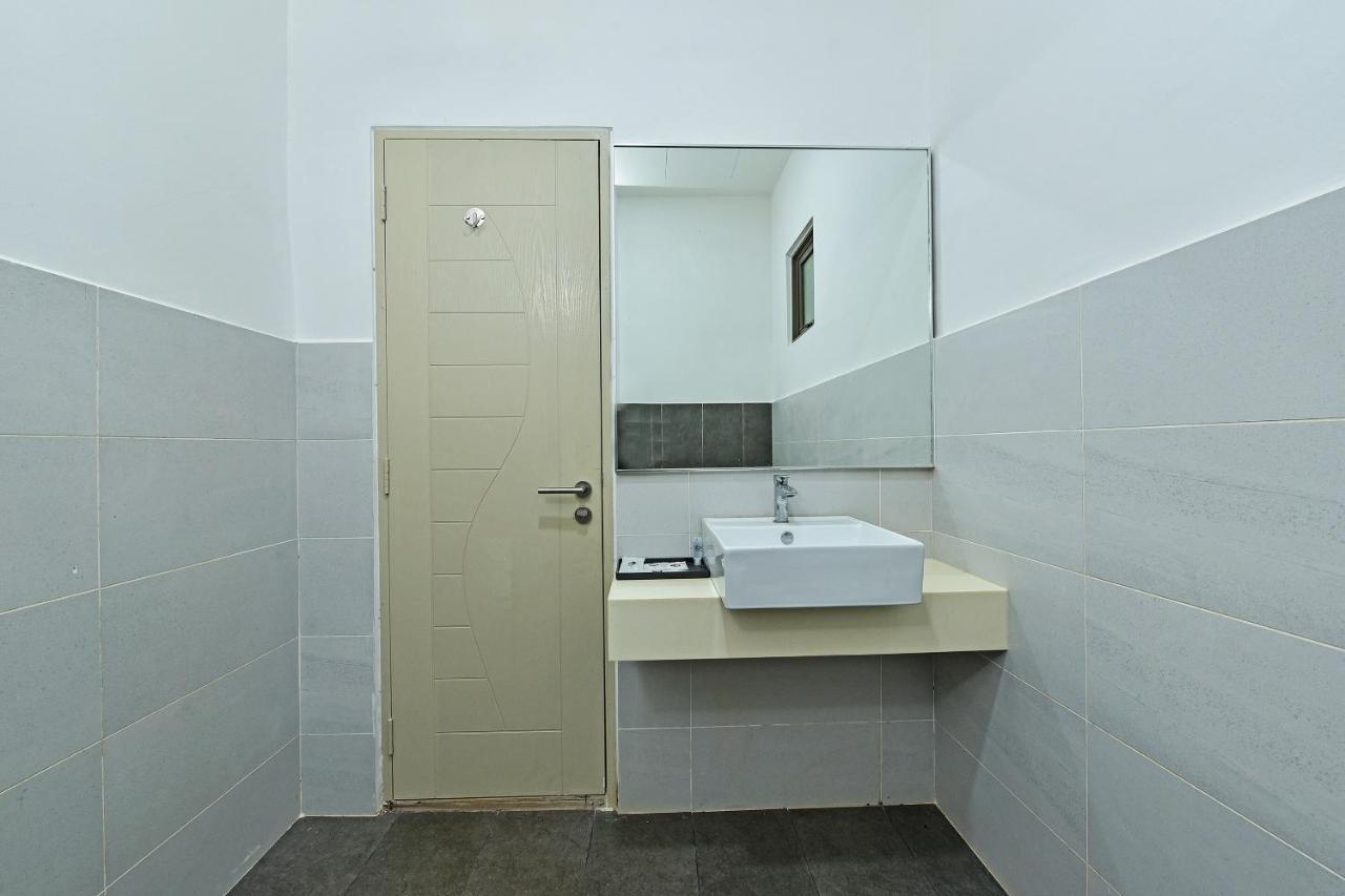 Capital O 90614 Cvia Ummul Hotel Padang Besar Extérieur photo